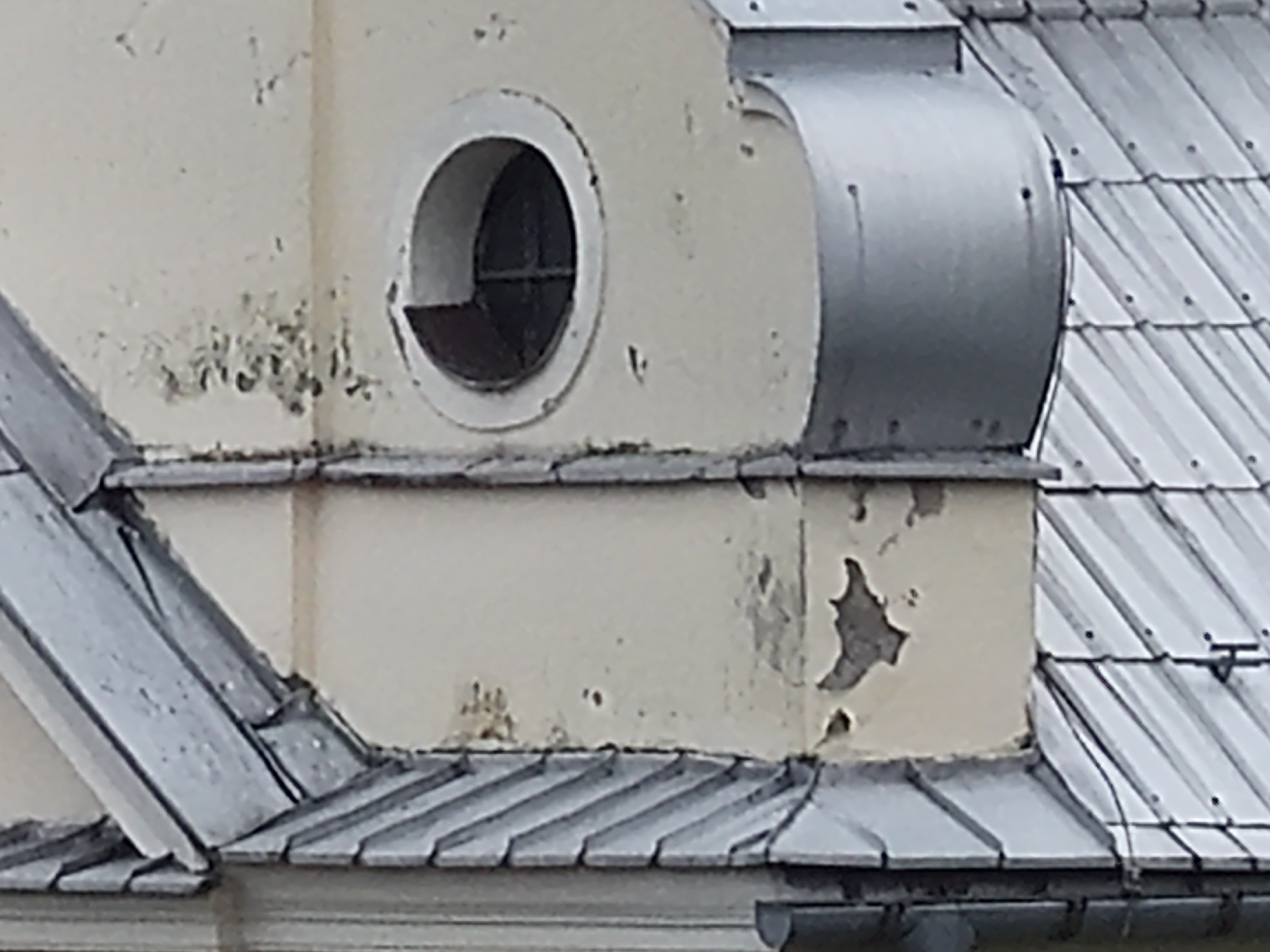 Detail poškozené omítky na věži kostela