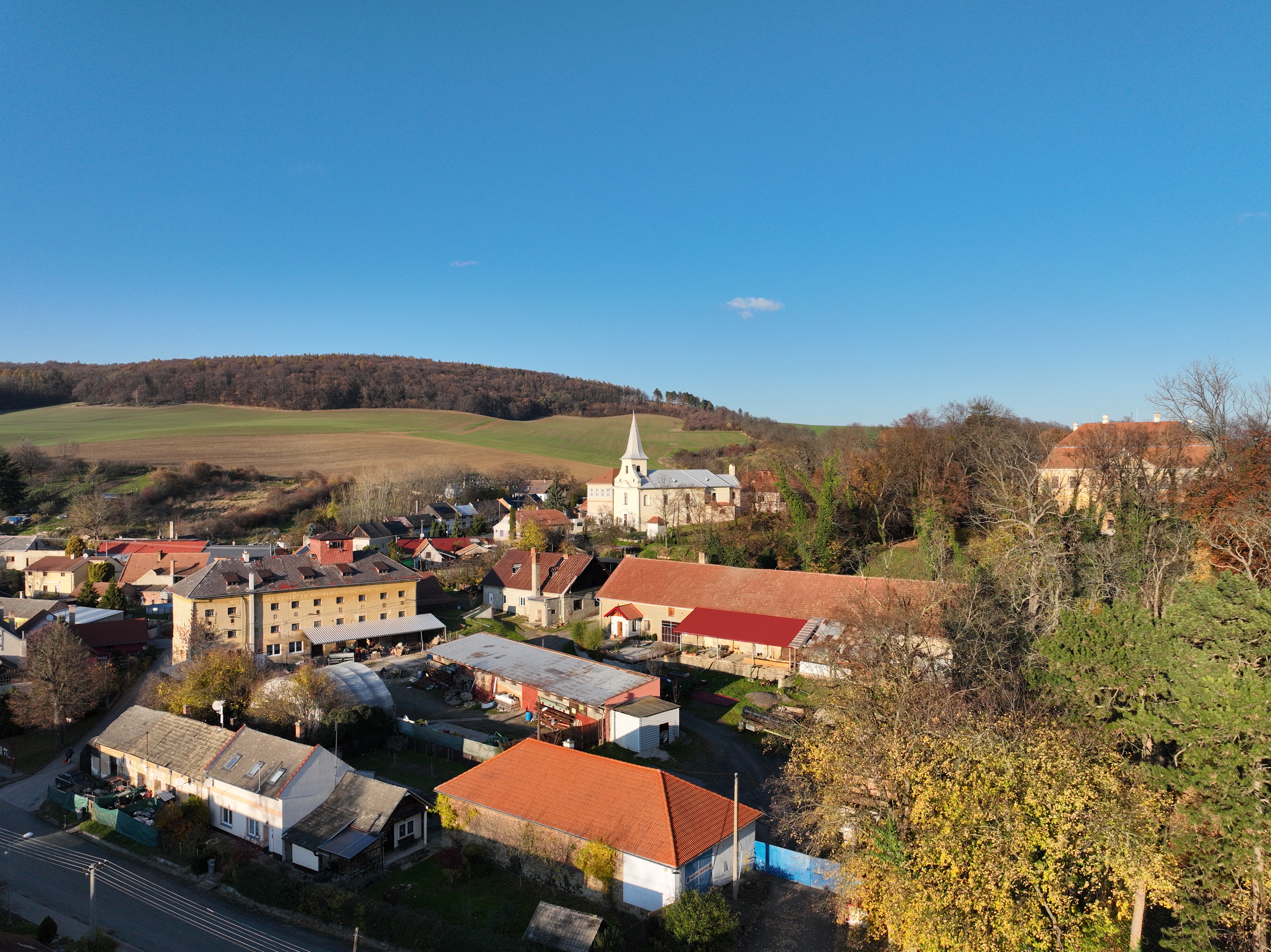 Přehledový letecký snímek kostela v Hošticích